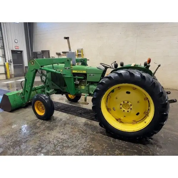 John Deere 2020 tractor with loader