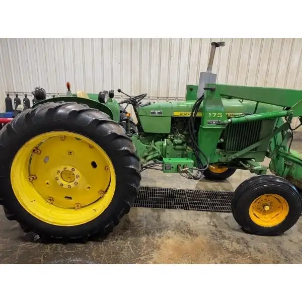 John Deere 2020 tractor with loader
